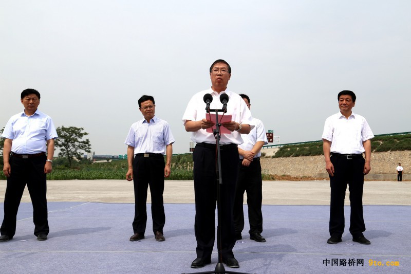 圖為中國鐵建總裁莊尚標在合銅、吳華高速公路項目開工儀式發(fā)表重要講話